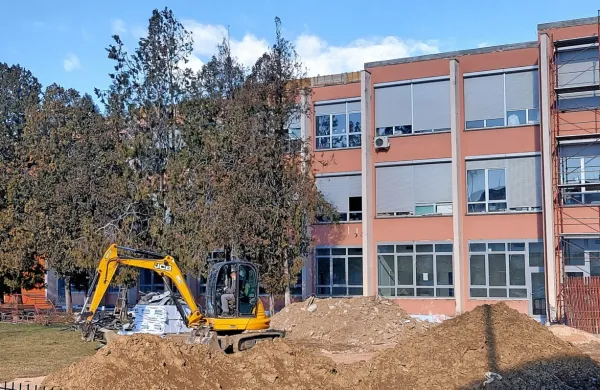 Obnova OŠ Milojke Štrukelj se je začela lani julija  in bo trajala 
predvidoma do letošnjega avgusta.