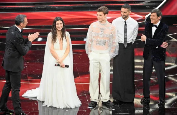 Aplavz občinstva in voditelja Amadeusa (levo) so si zaslužili vsi trije finalisti: drugouvrščena Elisa, 
zmagovalca Blanco in Mahmood ter večni mladenič Gianni Morandi. 