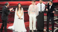 Aplavz občinstva in voditelja Amadeusa (levo) so si zaslužili vsi trije finalisti: drugouvrščena Elisa, 
zmagovalca Blanco in Mahmood ter večni mladenič Gianni Morandi. 