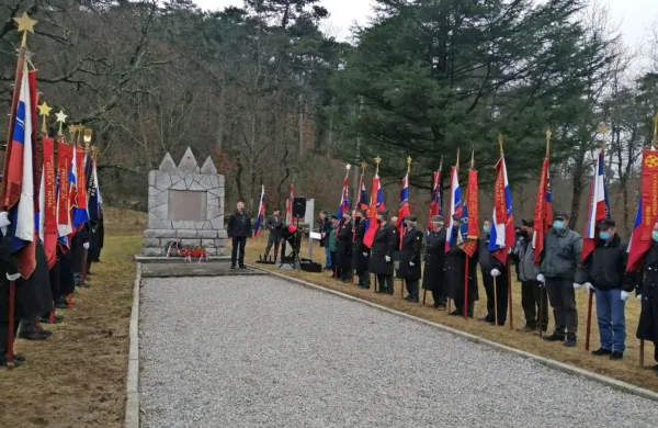 Martin Premk je na slovesnosti v Dovcah obsodil politiko, ki 
zgodovino uporablja za razdvajanje ljudi.