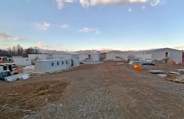 Podjetje Yapi Merkezi bo v Orehku lahko dokončalo svoje začasno 
delavsko naselje z montažnimi kontejnerji, kjer bo nastanjenih do 
približno 450 delavcev. 