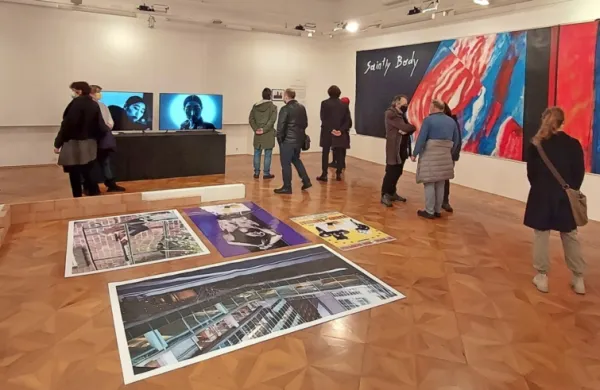 Tako v koprski Loži kakor že ob vstopu vanjo, na Titovem trgu,   je od petka  na ogled razstava Saintly Body, s katero se prvič rojakom  predstavlja  Emil Memon.  