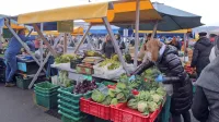 Običajna sobotna gneča in stojnice, ki se šibijo od zelenjave, 
meda, klobas, mlečnih izdelkov, kruha in domače moke ...