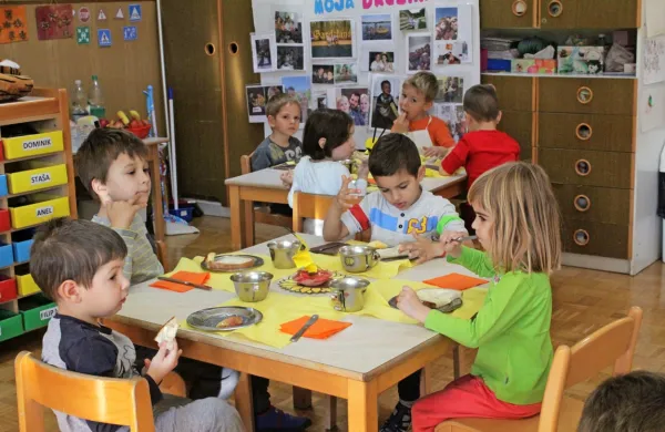 Merila za sprejem otroka v vrtec  ostajajo nespremenjena, največ 
točk tudi letos prinaša stalno prebivališče na območju MO Koper.  
(Arhivska fotografija)