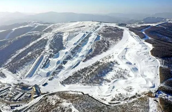 Kitajska pospešeno investira v zimsko-športne objekte.