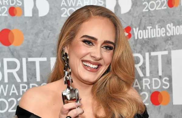 Adele je domov odnesla kar tri kipce -  za pesem, album in izvajalko 
leta.