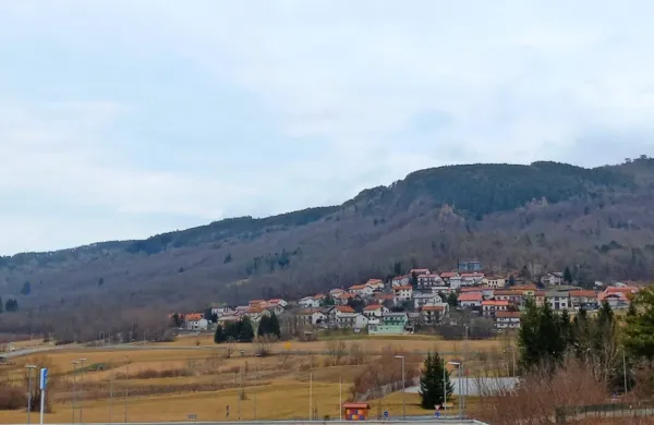 Trasa nadomestne cesta med Globovnikom in Črnimi njivami 
prečka tudi pomembni arheološki najdišči Stražico (na fotografiji) 
in Trnovo.