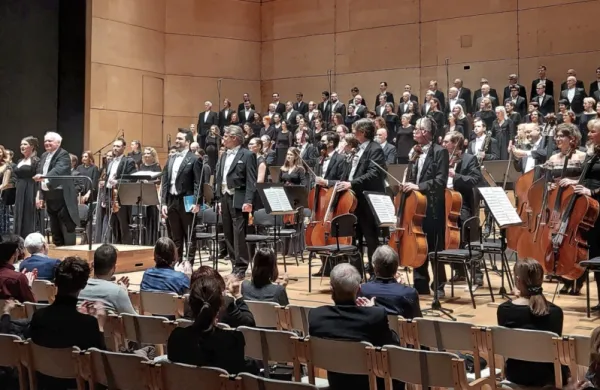 Rekviem, ki ga je Mozart pisal na smrtni postelji, so  obudili  Simfonični orkester RTV Slovenija, Zbor Slovenske filharmonije in Mešani pevski zbor Glasbene matice Ljubljana. 