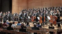 Rekviem, ki ga je Mozart pisal na smrtni postelji, so  obudili  Simfonični orkester RTV Slovenija, Zbor Slovenske filharmonije in Mešani pevski zbor Glasbene matice Ljubljana. 