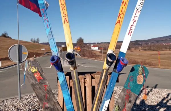 Planinčan je v čast slovenskim olimpijcem okrasil krožišče v 
Planini.