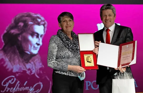 V imenu Beti Bricelj, ki je bila službeno odsotna, je iz rok župana 
Igorja Marentiča priznanje prevzela njena mama Klara Bricelj.  