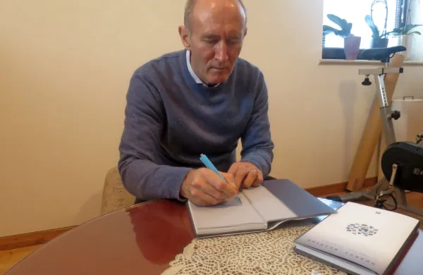 Psihiater dr. Marko Pišljar je v zbirki Odsevi bližine nanizal pesmi življenjskega vitalizma.