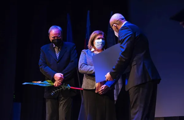 Nevenka Vidmar je prevzela  priznanje v imenu Dramsko pevske 
skupine Zarja.