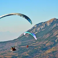  

Jadralni padalci na Kovku, objektiv 100-400, tele na  180 mm