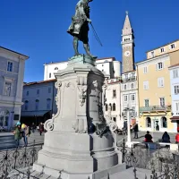  Tartinjev trg, Giuseppe Tartini. Objektiv 24-120, širokokotni 24 
mm.