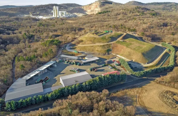 Reciklažno dvorišče sežanskega Centra za ravnanje z odpadki je še 
kako aktivno, odlagališče pa je že več let zaprto. A nadzirati ga bo 
potrebno še vsaj 30 let.