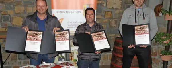 Najboljšo istrsko klobaso je na Puče prinesel Aleš Čeligo, drugo mesto je osvojil Damjan Radoš, ob tretjem mestu pa je Dejan 
Škerlič (z desne) )prejel še priznanje publike. 