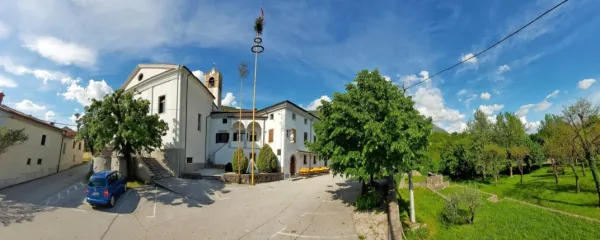 V središču Ozeljana kraljuje baročni dvorec  Grad Ozeljan, tipična zgradba v beneškem slogu. Pod dvorcem je terasast grajski park, ki je bil v devetdesetih  letih priljubljeno koncertno in plesno prizorišče.