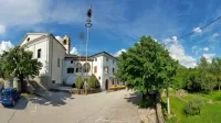 V središču Ozeljana kraljuje baročni dvorec  Grad Ozeljan, tipična zgradba v beneškem slogu. Pod dvorcem je terasast grajski park, ki je bil v devetdesetih  letih priljubljeno koncertno in plesno prizorišče.