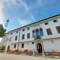  V pritličju dvorca Ozeljan, ki se ga drži tudi ime Grad Ozeljan, je  
gostinski lokal, v  zgornjem nadstropju pa prenovljena grajska 
dvorana. 

