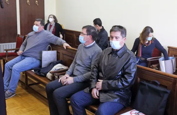 Sojenje   Robertu  Časarju (prvi  na  desni),  Milanu  Pučku (prvi  na  
levi), Marjanu  Babiču  (na sredini), Aldu  Babiču  in Dietru  Kaasu    naj  
bi se začelo  šele sredi  julija.