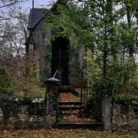 Ob pripovedovanju zgodbe se mi je pred očmi vsakokrat pojavila 
slika starega mavzoleja, ki stoji za cerkvijo Sv. Jerneja in ob 
pokopališču v Senožečah,  kjer je danes pokopana moja mama 
Tončka. 