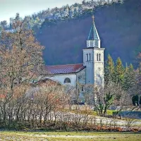 Pogled na cerkev Sv. Jerneja v Senožečah