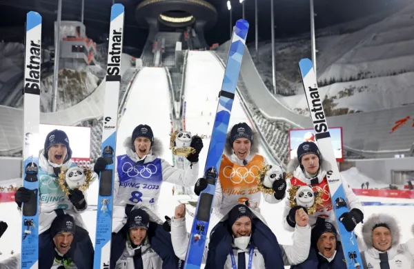 Slovenski smučarski skakalci Lovro Kos, Cene Prevc, Timi Zajc in 
Peter Prevc (934,4 točke), vodilni po prvi seriji, so današnjo zadnjo 
skakalno tekmo  olimpijskih iger v Pekingu, moštveno preizkušnjo, 
končali na drugem mestu.