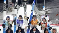 Slovenski smučarski skakalci Lovro Kos, Cene Prevc, Timi Zajc in 
Peter Prevc (934,4 točke), vodilni po prvi seriji, so današnjo zadnjo 
skakalno tekmo  olimpijskih iger v Pekingu, moštveno preizkušnjo, 
končali na drugem mestu.