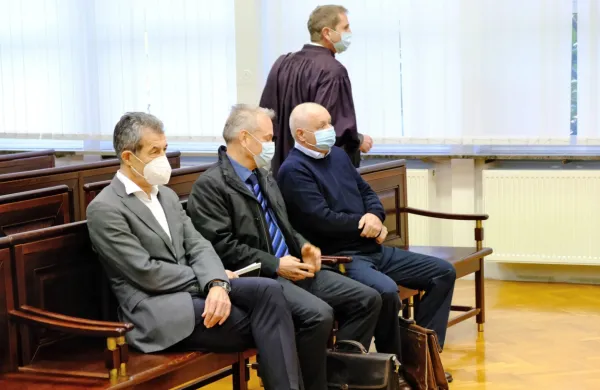 Obtožena peterica v zadevi Petrič odločno zavrača očitke o zlorabah pri spornem prevzemu Etre 33 leta 2010.