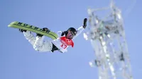 Japonski deskar na snegu Kaishu Hirano je postavil svetovni 
rekord z najvišjim skokom, in sicer 7,4 metra nad robom snežnega 
kanala.
