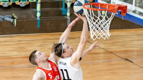 Najboljša strelca obeh ekip sta imela izenačen izkupiček 19 točk. 
Levo Matic Pristopnik (Mesarija Prunk), desno pa Sebastjan Borse, 
ki se je veselil zmage.