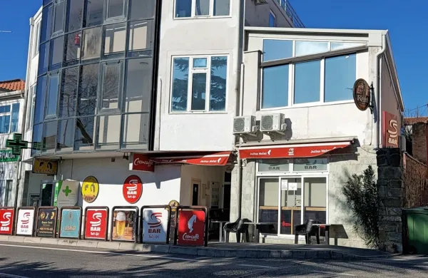 Pred vrati priljubljenega bara na Škofijah je v noči na soboto prišlo do krvavega napada.