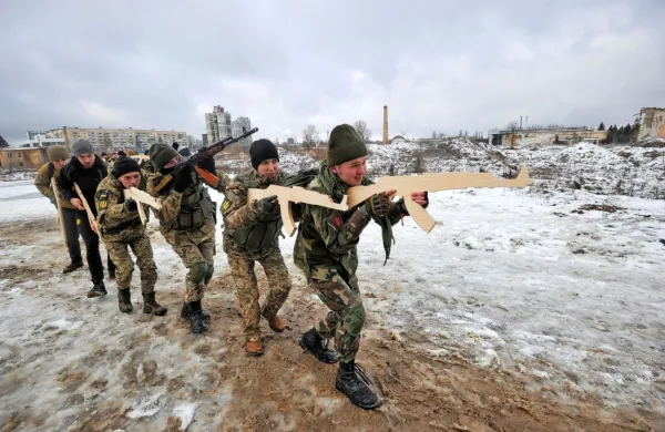 Ukrajinski uradni odziv na dogajanje, povezano z njihovo državo, 
je “brez panike, a pripravljeni”. Zato po državi veteranska 
združenja izvajajo osnovno bojno izobraževanje civilistov. Prizor 
je iz prestolnice  Kijev.