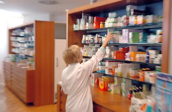 Jutri med  10. in 16. uro  bodo odprte le dežurne enote lekarn, ki 
bodo delovale po nedeljskem režimu.