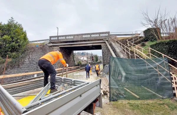 Nadvoz čez železniško progo so že začeli obnavljati, aprila naj bi 
začeli graditi še pločnike proti Dragi in Dornberku. 