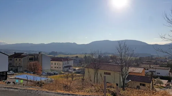 Občina Ajdovščina preverja, ali bi v Dobravljah lahko testno postavili sedem hiš v projektu Hiše za mlade družine.