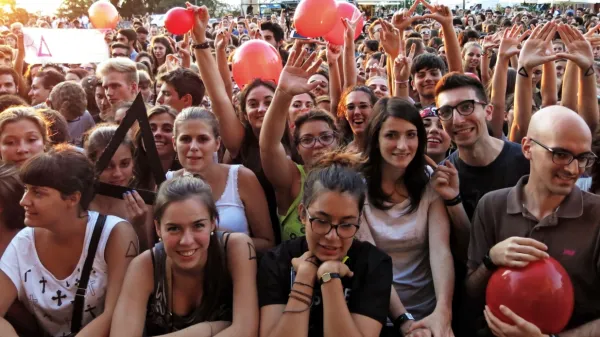 Kulturne ustanove in prireditelji pozivajo k sproščanju ukrepov. 