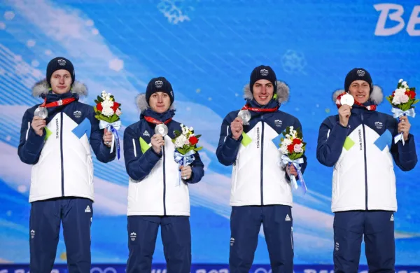 Slovenski smučarski skakalci Peter Prevc, Timi Zajc, Cene Prevc in 
Lovro Kos so na uradni podelitvi v Pekingu prejeli komplet 
srebrnih kolajn za osvojeno drugo mesto na ponedeljkovi ekipni 
tekmi.