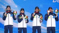 Slovenski smučarski skakalci Peter Prevc, Timi Zajc, Cene Prevc in 
Lovro Kos so na uradni podelitvi v Pekingu prejeli komplet 
srebrnih kolajn za osvojeno drugo mesto na ponedeljkovi ekipni 
tekmi.