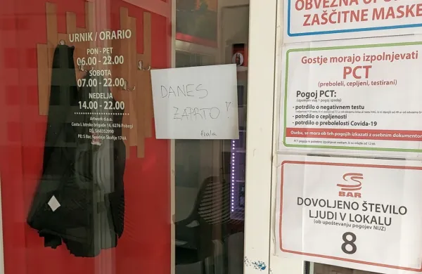 Goste   je  v soboto  na vratih  pričakal  list  z napisom, da  je  lokal  po  
nočnem  dogajanju zaprt.    