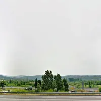 Na območju od nekdanjega Kemiplasa proti Dekanom (levo) so predvideli umestitev visokotehnoloških parkov, medtem ko so za poselitev namenili pobočje Prad (desno). 