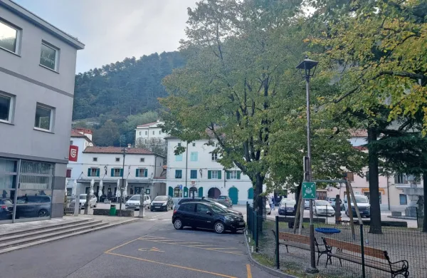 Podjetje Skapin toži Občino Vipava za 170.000 evrov neplačanih 
prihodkov iz naslova koncesnine.