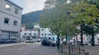 Podjetje Skapin toži Občino Vipava za 170.000 evrov neplačanih 
prihodkov iz naslova koncesnine.