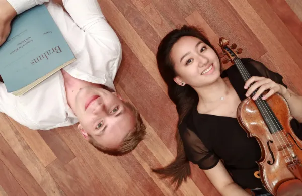V ZDA rojena violinistka Karen Su in belgijski pianist Ruben Plazier 
bosta protagonista prve glasbene matineje letošnje sezone.
