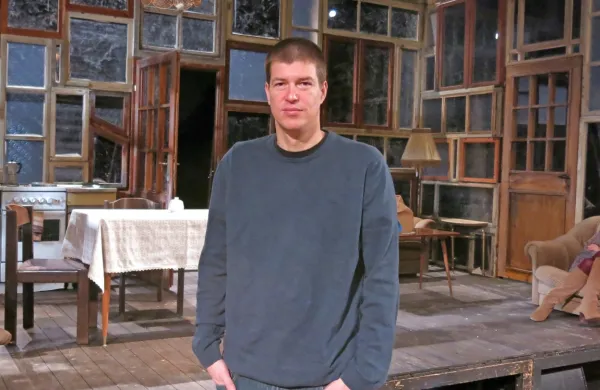 Goran Vojnović na prizorišču predstave Meja sneženja, ki ga je zasnoval scenograf Marco Juratovec. 