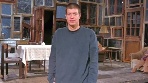 Goran Vojnović na prizorišču predstave Meja sneženja, ki ga je zasnoval scenograf Marco Juratovec. 