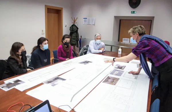 Vesna Pajić (desno) je načrt prenove Libertasa v torek predstavila 
tudi predstavnikom koprskih društev. 