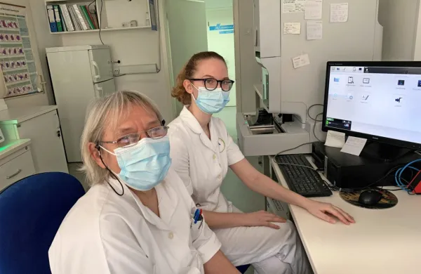 Marija Knez (levo) in Kristina Arko iz laboratorija koprskega zdravstvenega 
doma sta imeli včeraj kljub stavki kar nekaj neodložljivega dela.