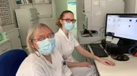 Marija Knez (levo) in Kristina Arko iz laboratorija koprskega zdravstvenega 
doma sta imeli včeraj kljub stavki kar nekaj neodložljivega dela.